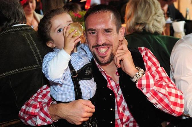 Il centrocampista francese Franck Ribery con la figlia.